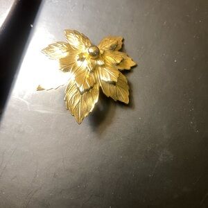 Sarah Coventry Gold Maple Leaf earring (ONE)
